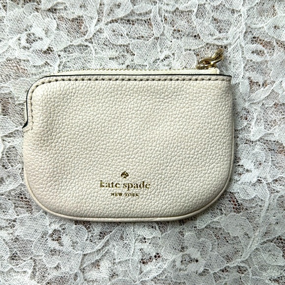 kate spade Handbags - NEW Kate Spade zippered change purse 4.25” x 3” in winter white